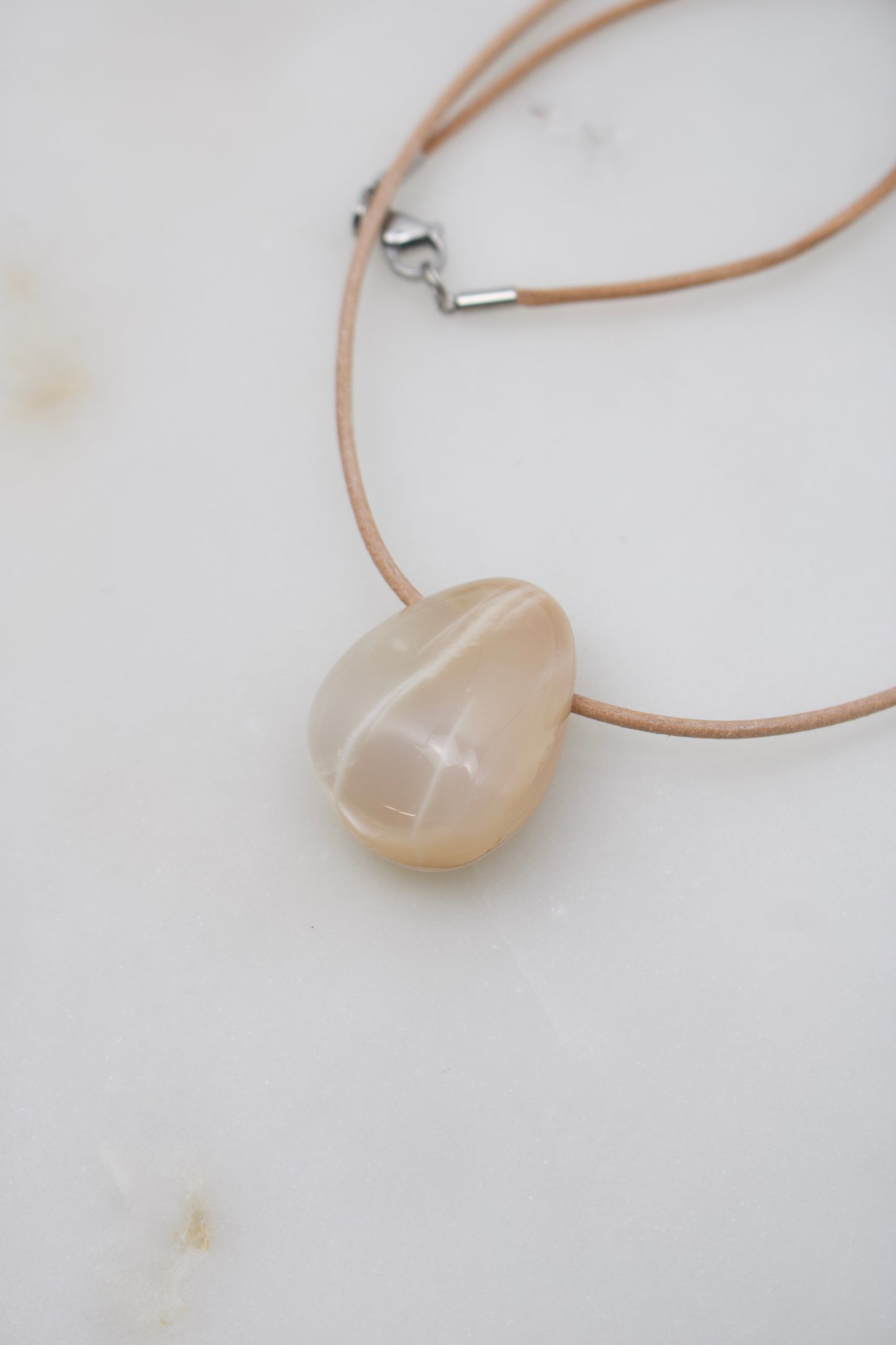 Mondstein white-peach
