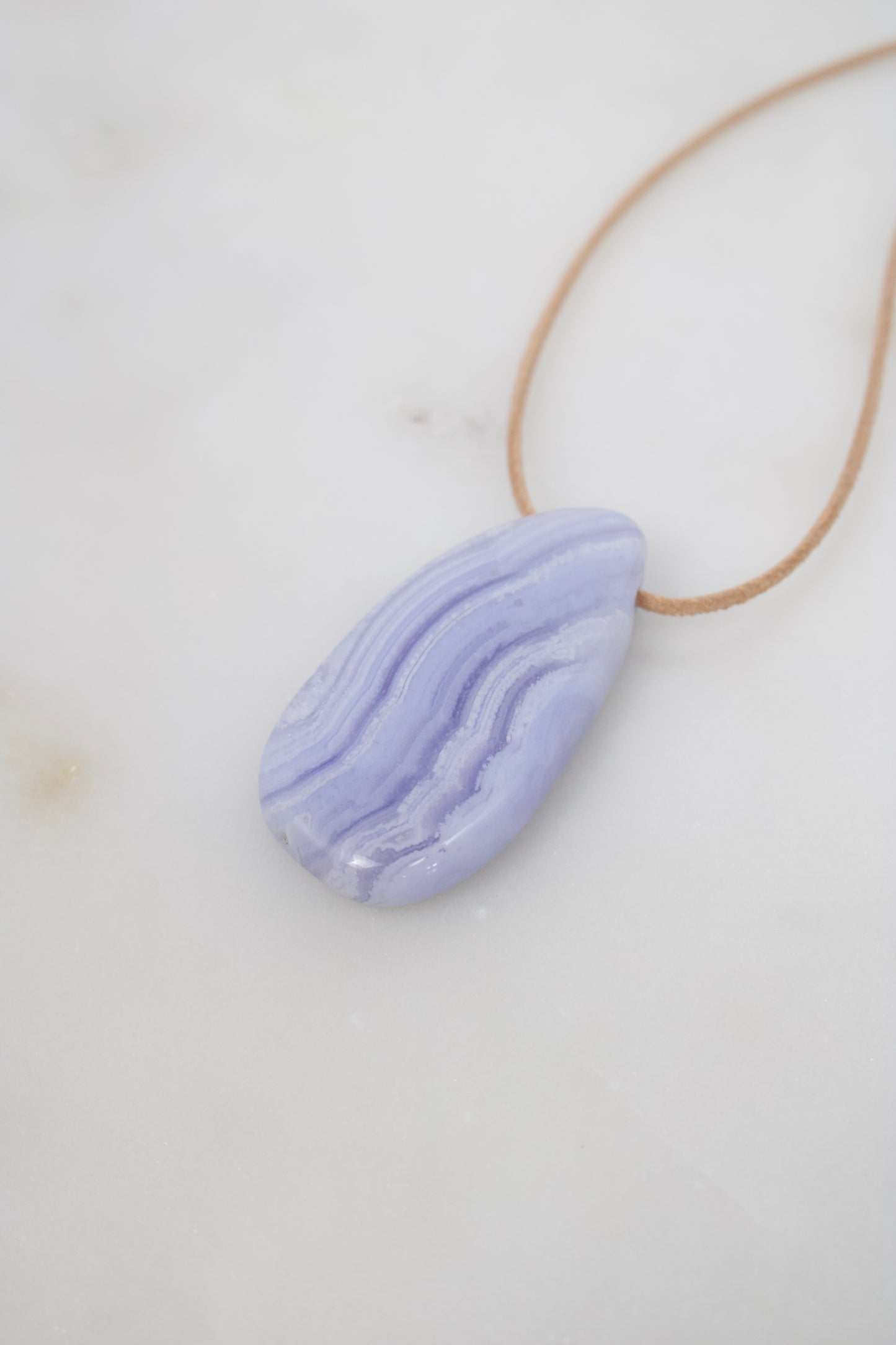 Blauer Chalcedon Amulett II