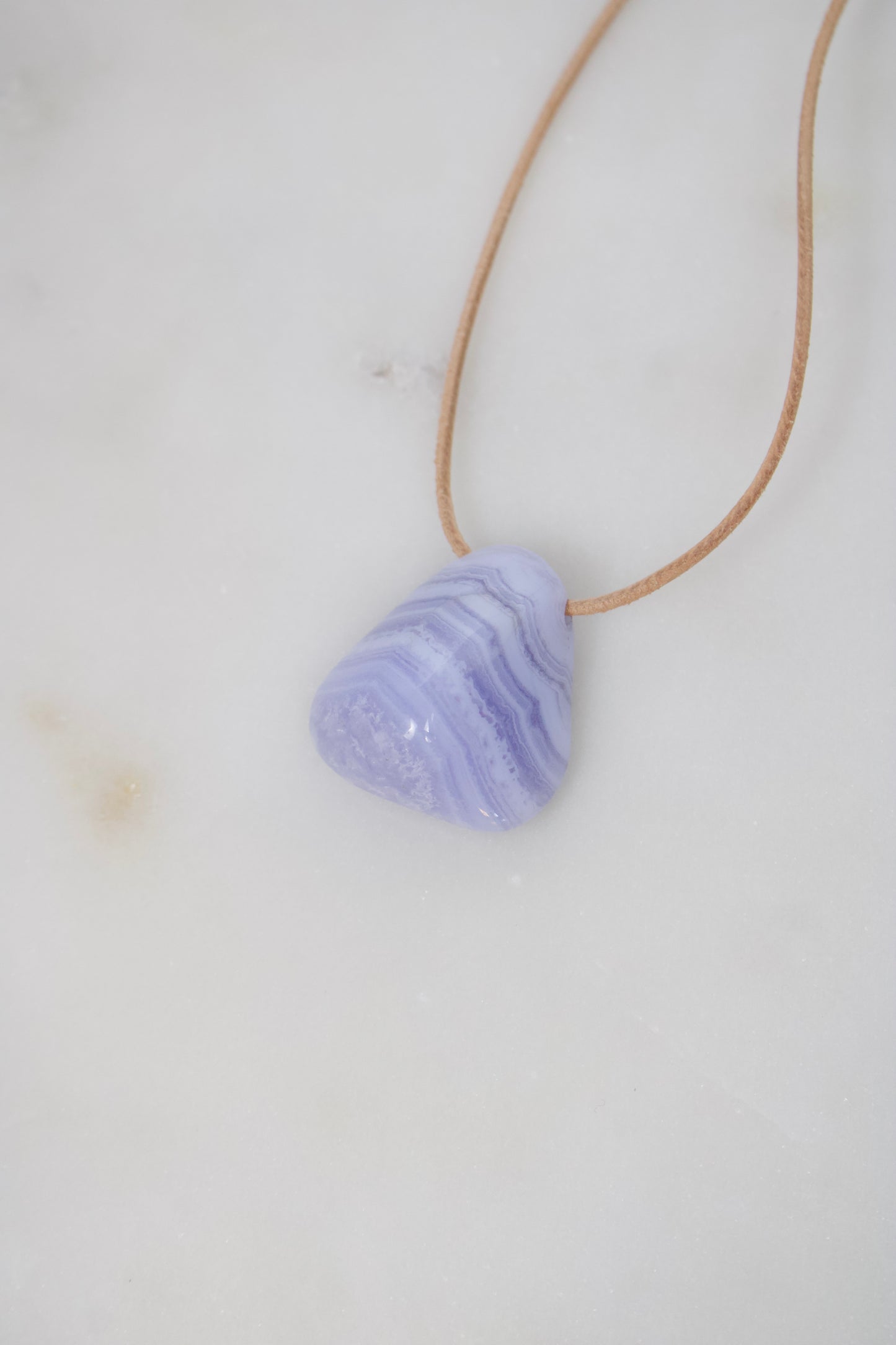 Blauer Chalcedon Amulett I