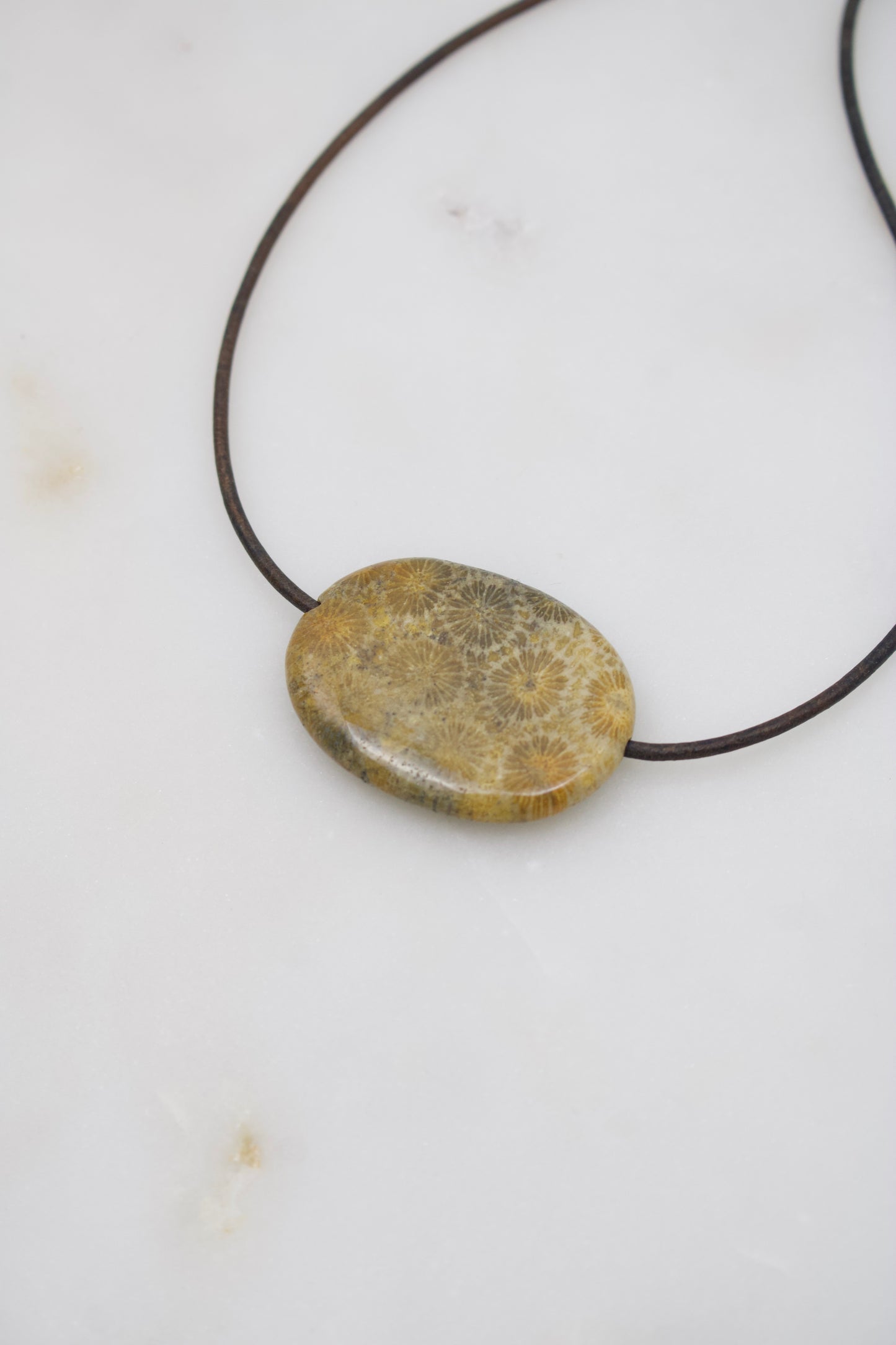 Versteinerte Koralle Amulett II