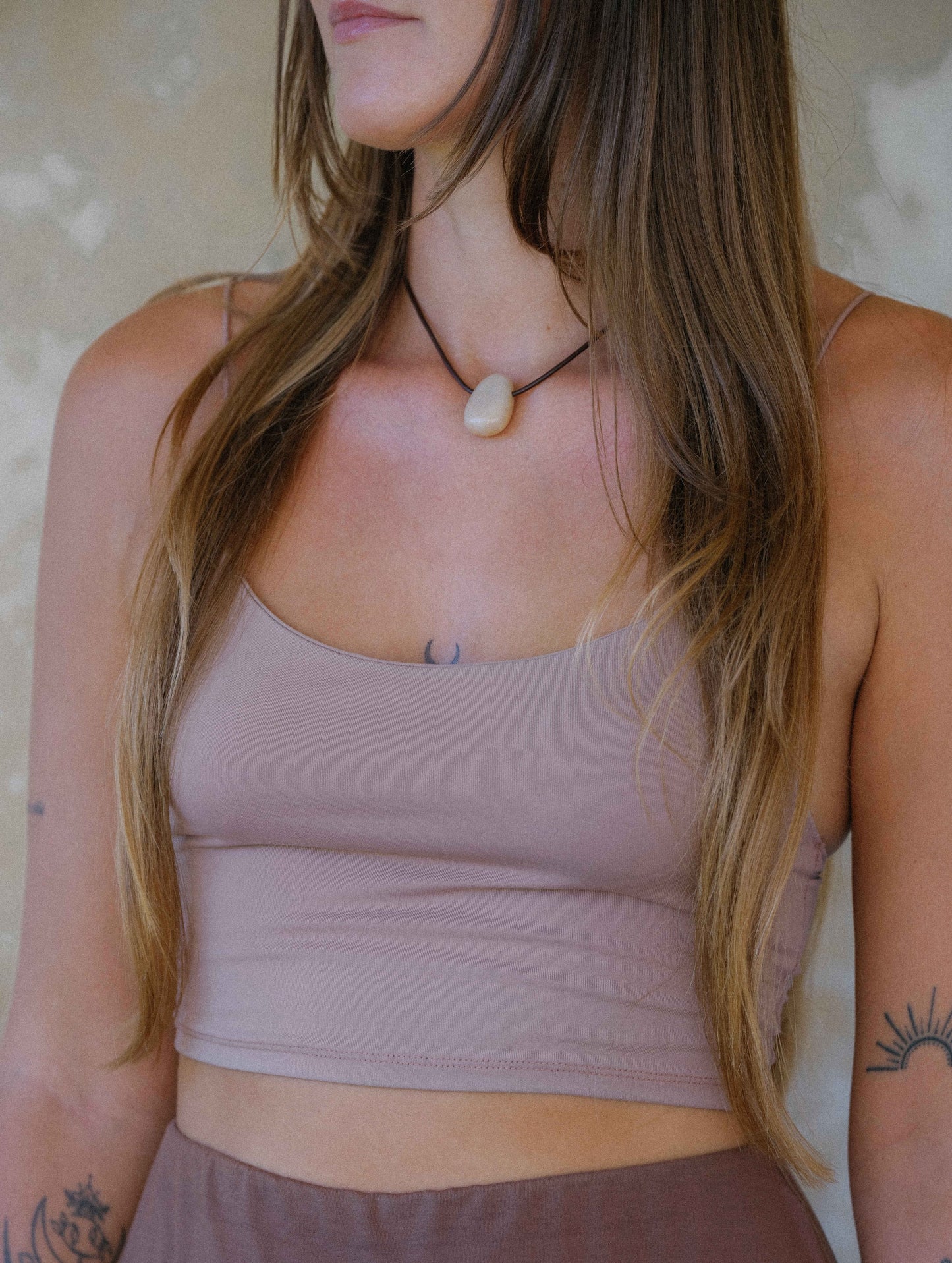 Heilsteinschmuck für spirituelle Energie - Entdecke die Bedeutung von Heilsteinen und ihre transformative Wirkung auf Körper und Geist. Finde deine persönliche Halskette oder Kristall Anhänger und erlebe die Kraft von Chakra Schmuck.