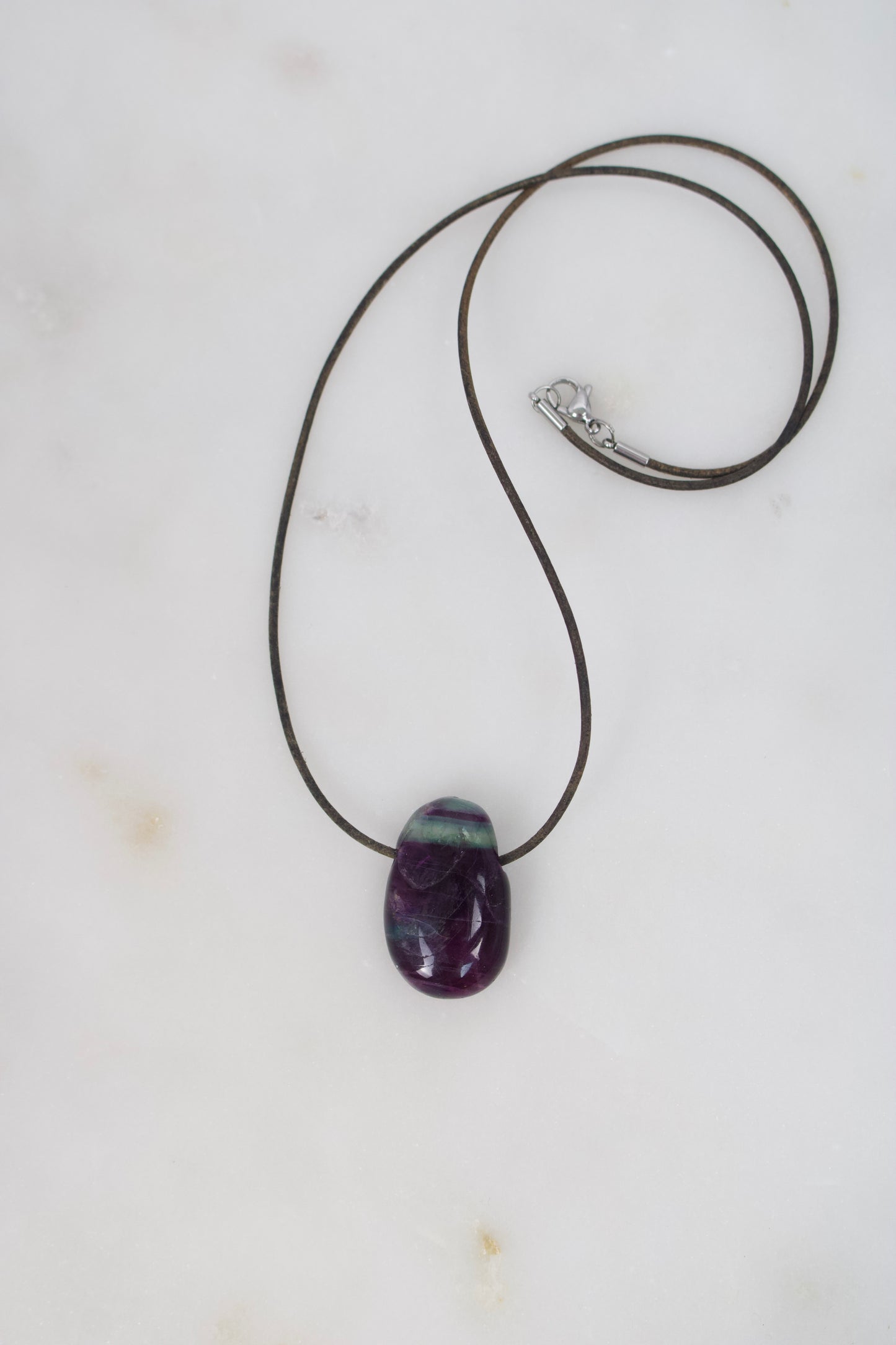 Regenbogenfluorit in violett