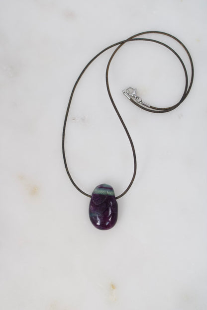 Regenbogenfluorit in violett