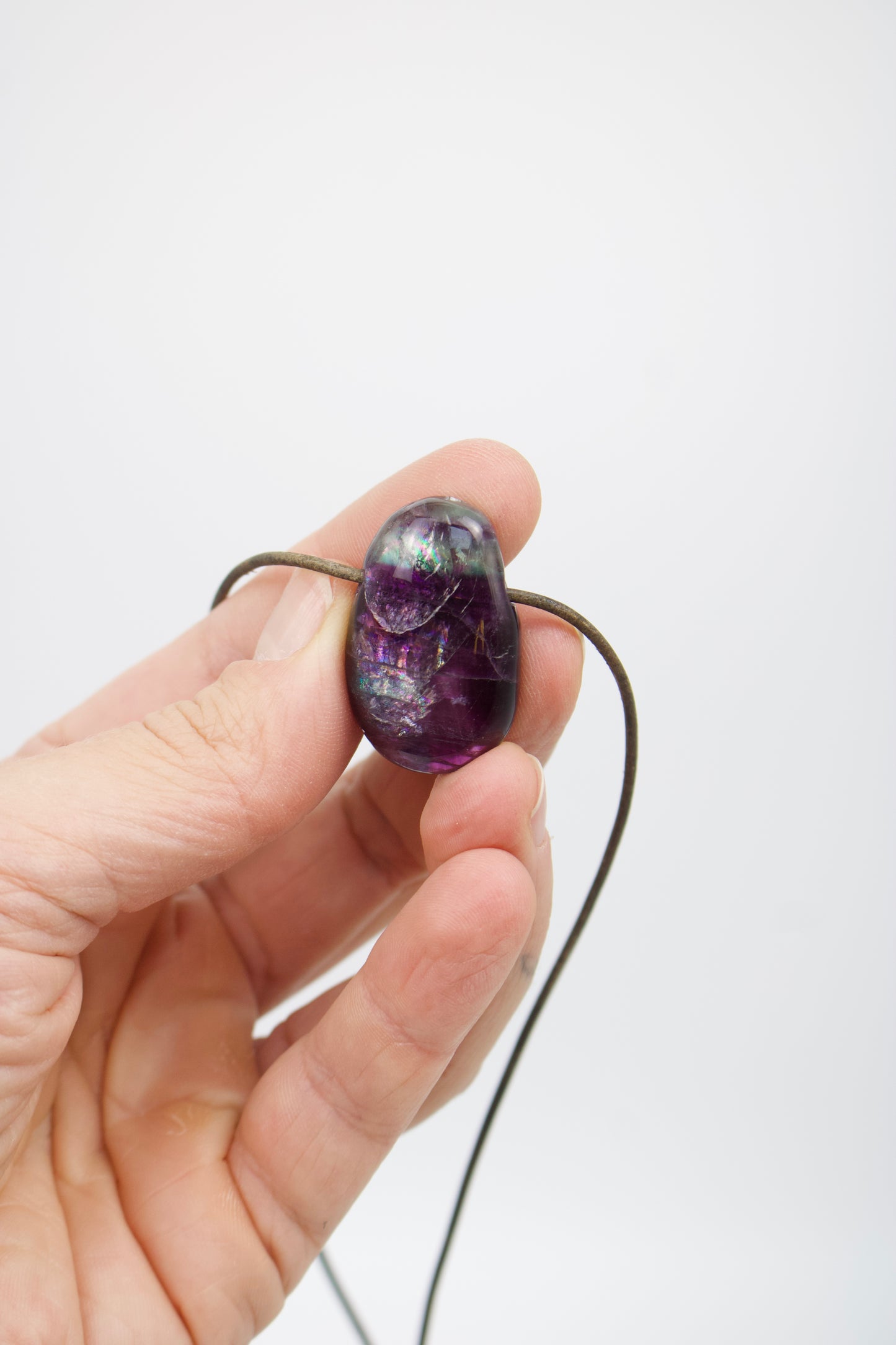 Regenbogenfluorit in violett