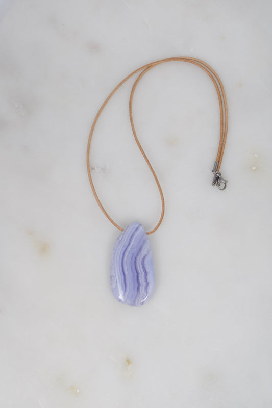 Blauer Chalcedon Amulett II