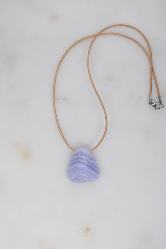 Blauer Chalcedon Amulett I