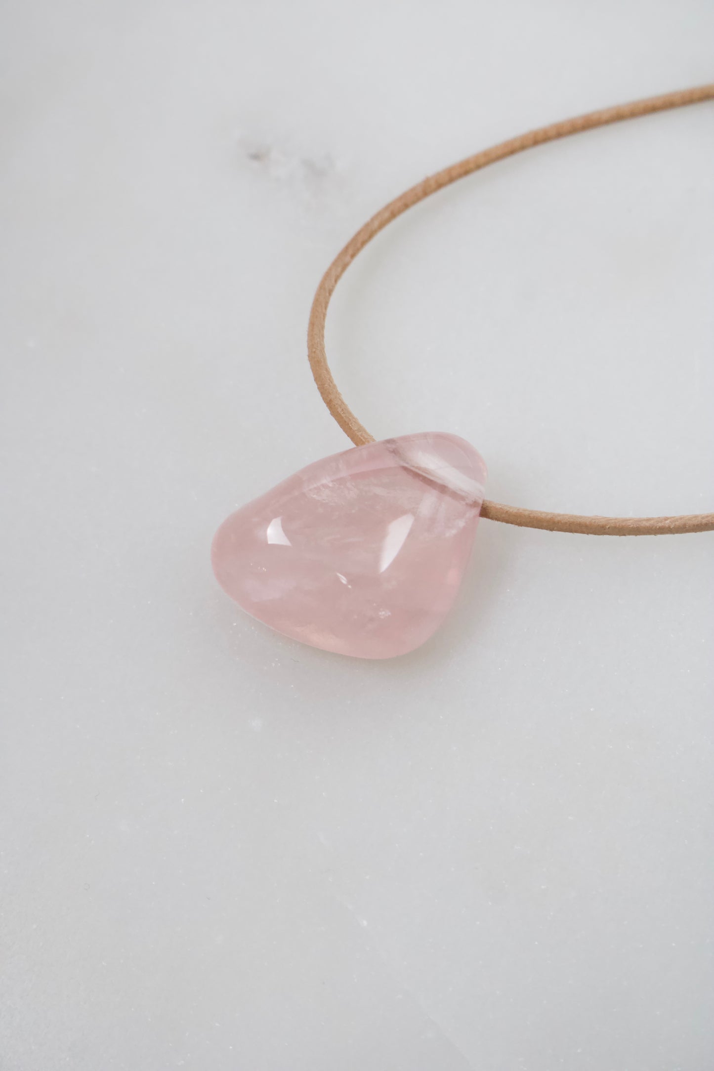 Rosenquarz mit Regenbogen