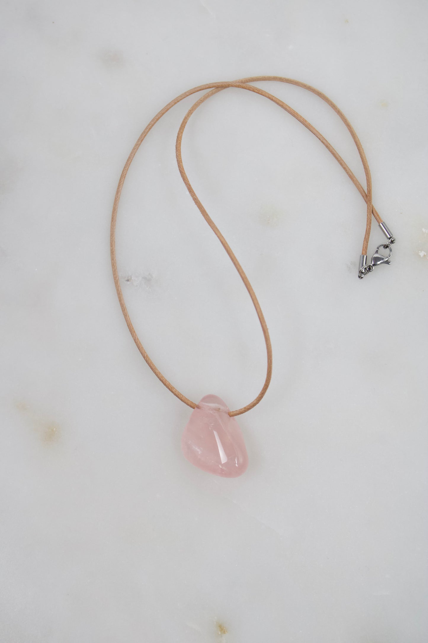 Rosenquarz mit Regenbogen