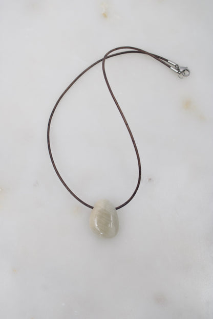 Mondstein milky-grey