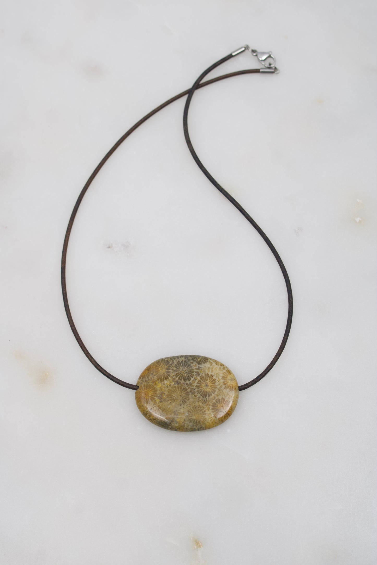 Versteinerte Koralle Amulett II
