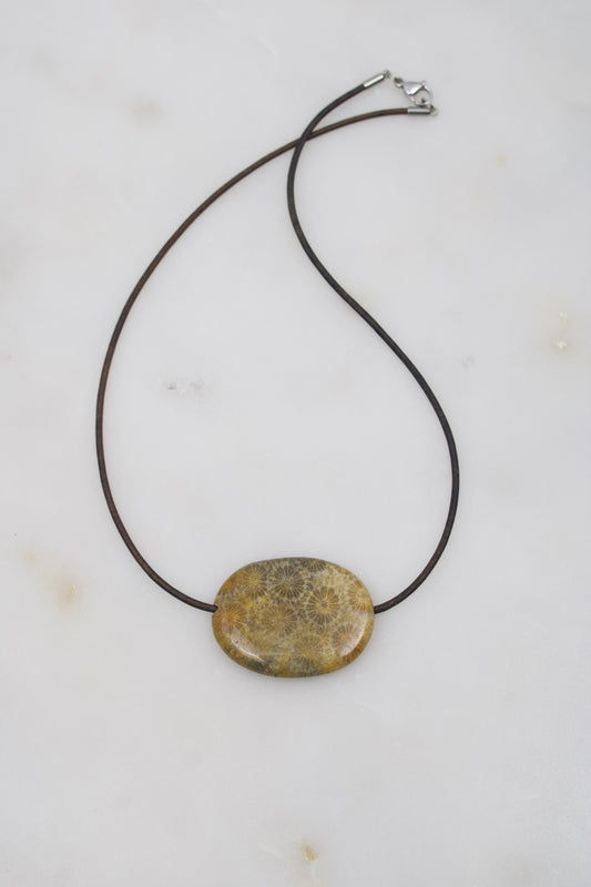 Versteinerte Koralle Amulett II