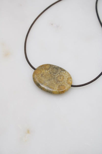 Versteinerte Koralle Amulett II