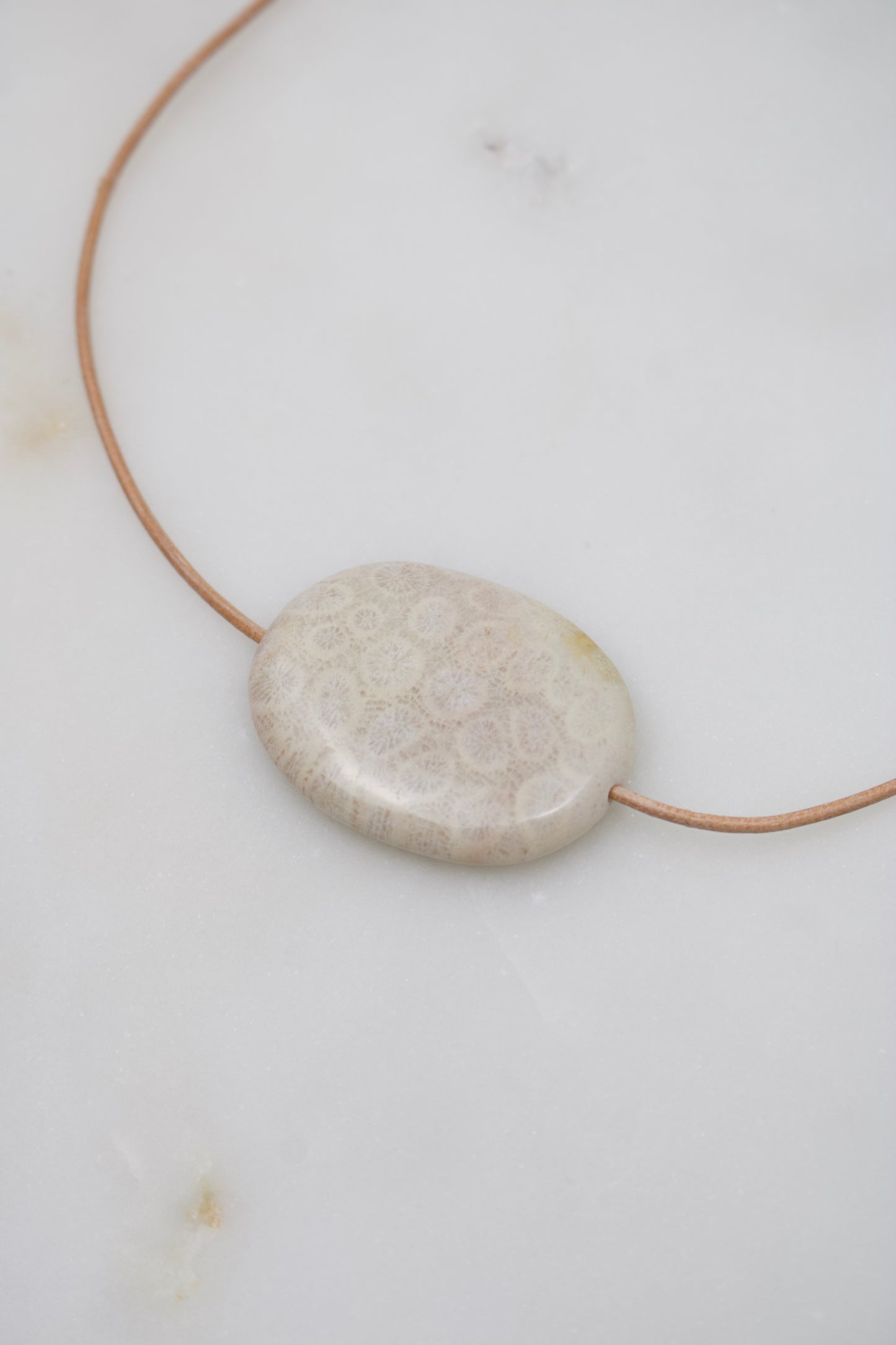 Versteinerte Koralle Amulett III