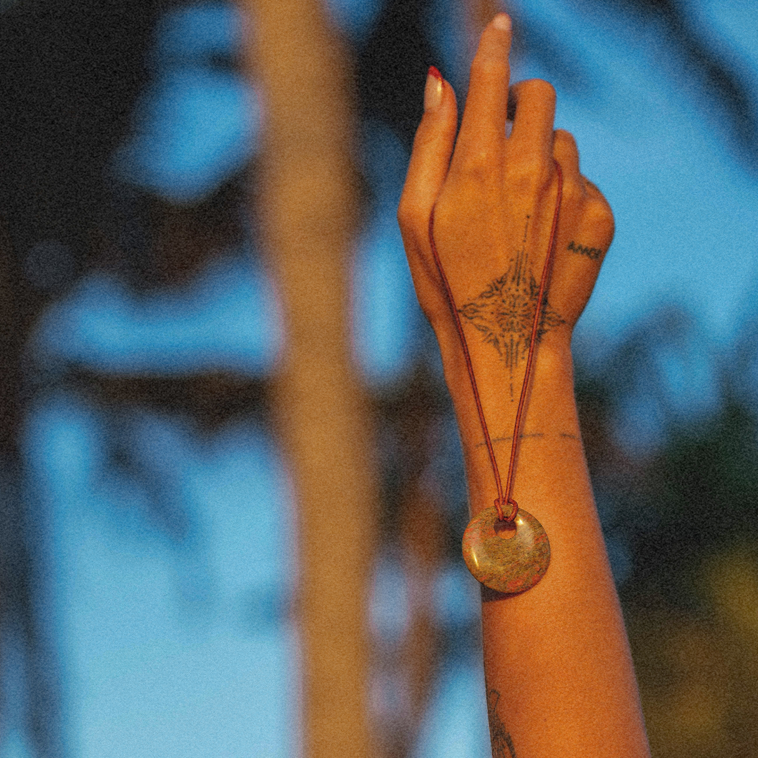 Energetischer Schmuck für Wohlbefinden und Balance - Schmuck online kaufen in Bremen! Finde deine perfekte Halskette mit Heilsteinen und erlebe die transformative Kraft von personalisiertem Schmuck mit Edelsteinen.